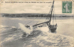 Bateau De Peche Sur Les Cotes De Mers Un Jour De Tempete (cliché pas cour