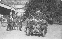 Luchon Carte Photo Figurant Le Carnaval De Luchon Voiture Fleurie Avec An à Guran