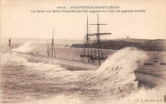 Portrieux Saint Quay La Jetee Balayee Par Les Vagues Un Jour De Grande Ma