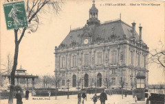 Carte postale ancienne Hôtel de Ville et Kiosque
                                                                     à Ivry-sur-Seine
                                