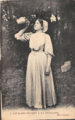 Catalane Buvant A La Regalade -
													66 Pyrénées Orientales
												