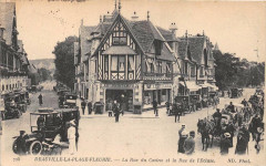 Deauville La Rue Du Casino Et Rue De L'Ecluse à Deauville