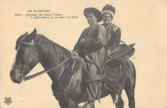 En Auvergne Equipage Des Hauts Plateaux A Califourchon