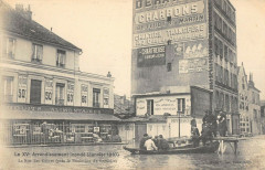 Le XVe Arrondissement inondé (Janvier 1910) - La Rue des Usines (près le Boulevard de Grenelle) à Paris 15e