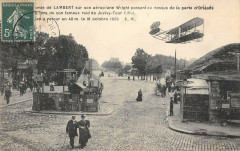Le Comte de Lambert sur son aéroplane Wilght passant au dessus de la porte d'Orléans à Paris 14e