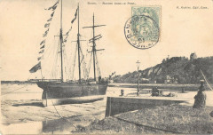 Dives Navire Dans Le Port