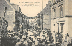 La Delivrande La Procession Mgr L'Eveque Benit Un Enfant
