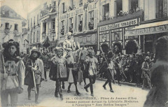 Compiegne Fetes De Jeanne D'Arc Jeanne Passant Devant La Librairie à Compiègne