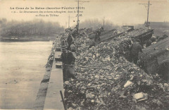 La Crue de la Seine (Janvier-Février 1910) - Le déversement des ordures ménagères dans la Seine au Pont de Tolbiac à Paris 12e