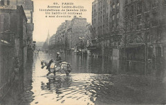 Carte postale ancienne Avenue Ledru-Rollin - Inondations de janvier 1910 - Un habitant rentrant à son domicile
                                                                     à Paris 12e
                                