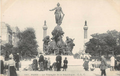 Carte postale ancienne Le Triomphe de la République
                                                                     à Paris 11e
                                