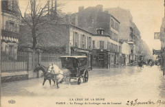 Carte postale ancienne La Crue de la Seine - La Passage du boulanger rue de Lourmel
                                                                     à Paris 15e
                                