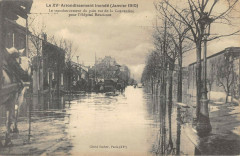 Carte postale ancienne Le XVe Arrondissement inondé (Janvier 1910) - Le transbordement du pain rue de la Convention pour l'Hôpital Boucicaut
                                                                     à Paris 15e
                                