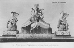 Musée d'Ennery - Poupées Japonaises : l'impératrice entre les deux gardiens de temple shintoïste à Paris 16e