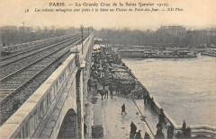 La Grande Crue de la Seine (janvier 1910) - Les ordures ménagères sont jetées à la Seine au Viaduc du Point-du-Jour à Paris 16e