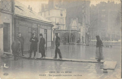 Carte postale ancienne Crue de la Seine - Une passerelle improvisée, rue Gros
                                                                     à Paris 16e
                                