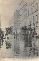 Carte postale ancienne Inondations de Paris (Janvier 1910) - La Rue Rouelle - Un Déménagement
                                                                     à Paris 15e
                                