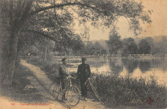 Carte postale ancienne L'Etang de Saint-Cucufa
                                                                     à Rueil-Malmaison
                                