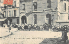 Sortie des Ecoles de la rue Dupleix (Filles) à Paris 15e