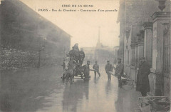 Carte postale ancienne Crue de la Seine - Rue du Chevaleret - Construction d'une passerelle
                                                                     à Paris 13e
                                