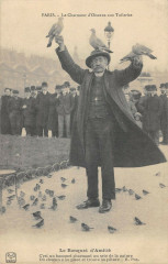 Carte postale ancienne Paris Le Charmeur D'Oiseaux Aux Tuileries Le Banquet D'Amitie
                                                                     à Paris
                                