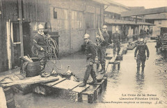 Paris Crue De La Seine Sapeurs Pompiers Cooperant Au Sauvetage à Paris