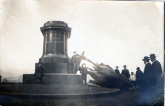 Carte Photo La Statue De Frederic Iii Renversee Par La Population (Autre