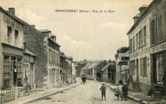 Moncornet Rue De La Gare cliché rare (cpa animée