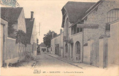 Marlotte La Rue Et La Faiencerie