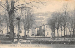 Grenoble Place De La Constitution Et Le Fort à Grenoble