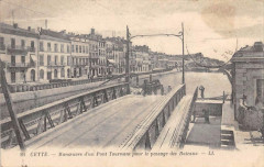 Cette Manoeuvre D'Un Pont Tournant Pour Le Passage Des Bateaux