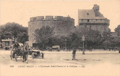 Saint Malo L'Esplanade Saint Vincent Et Le Chateau à Saint-Malo