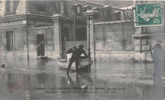 Paris La Grande Crue De La Seine 1910 Sauveteurs Transportant Une Paralyt -
																					75000 Paris
																			