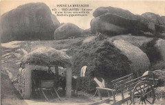 Tregastel La Cour D'Une Ferme Entouree De Rochers Gigantesques à Trégastel