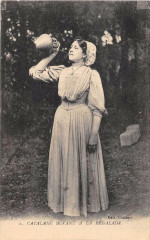 Catalane Buvant A La Regalade