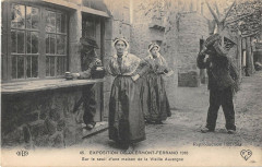 Exposition De Clermont Ferrand 1910 Sur Le Seuil D'Une Maison Auvergne à Clermont-Ferrand