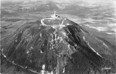 En Avion Sur Le Puy De Dome Pilote Operateur R.henrard -
													63 Puy de Dôme
												