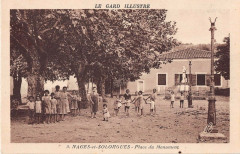 Nages En Solorgues Place Du Monument