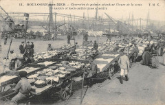 Boulogne Sur Mer Charrettes De Poisson Attendant L'Heure De La Vente à Boulogne-sur-Mer