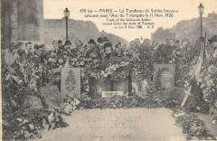 Le Tombeau du Soldat Inconnu inhumé sous l'Arc de Triomphe le 11 Novembre 1920 à Paris 16e