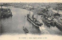 Nantes Cargo Anglais Quittant Le Port à Nantes
