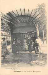 Carte postale ancienne Une Sortie du Métropolitain
                                                                     à Paris 17e
                                