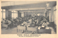 Carte postale ancienne Ecole Universelle - Une salle de dactylographie du courrier
                                                                     à Paris 16e
                                