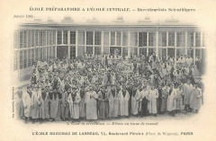 Carte postale ancienne L'Ecole Duvigneau de Lanneau - Boulevard Pereire - La Cour de Récréation - Elèves en tenue de travail
                                                                     à Paris 17e
                                
