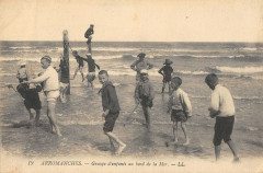 Arromanches Groupe D'Enfants Au Bord De La Mer -
													14 Calvados
												