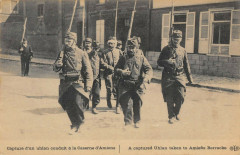 Capture D'Un Uhlan Conduit A La Caserne D'Amiens à Amiens