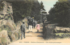 Carte postale ancienne Buttes-Chaumont - Une Allée pittoresque
                                                                     à Paris 19e
                                