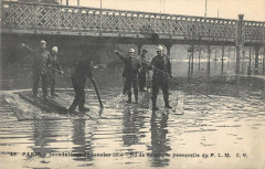 Carte postale ancienne Inondations de janvier 1910 - Boulevard de Bercy, la passerelle du P. L. M.
                                                                     à Paris 12e
                                