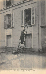 Inondations de Paris (Janvier 1910) - Un Sauvetage Quai de Bill à Paris 16e