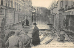 Carte postale ancienne Paris inondé - Cliché 28 Janvier 1910 - Un Coin de la Rue Gros à Auteuil
                                                                     à Paris 16e
                                